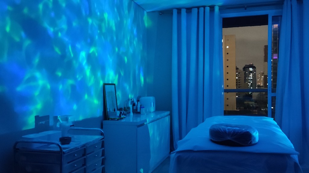 Luminária colorida para&nbsp;estética